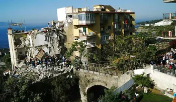 Recuperan ocho cadáveres de edificio derrumbado en Italia