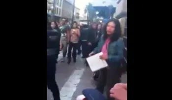 Video: Causa indignación un policía de California golpeando una mujer