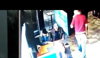 Asesinan a balazos oficial antidrogas dentro de un restaurante (FUERTE VIDEO)