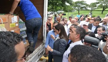 Adriano Espaillat dona 18 toneladas de comida para damnificados de las lluvias