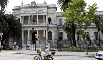 Estados Unidos envía 6 presos de Guantánamo a Uruguay 