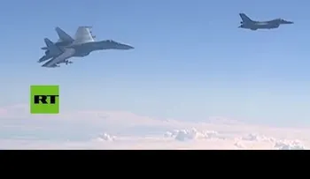 Caza Su-27 "enseña los dientes" a un F-16 que se acercó al avión del ministro de Defensa ruso