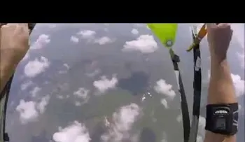 Se le sale zapato a paracaidista y lo agarra bajando  