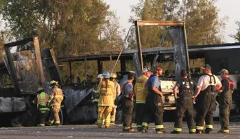 Video: Se eleva a 10 cantidad de muertos por choque camión de Federal Express con autobus en California 