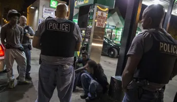Otro caso de brutalidad policial en EE.UU.: violento arresto por cruzar una calle