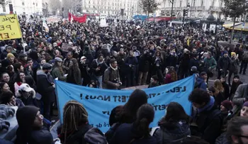 Miles de estudiantes bloquean total o parcialmente 450 institutos en Francia