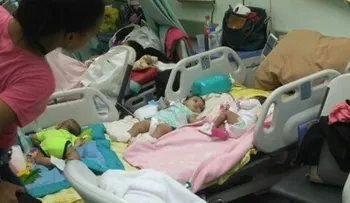 Tres niños en una sola cama evidencia precaria condiciones hospitales de República Dominicana