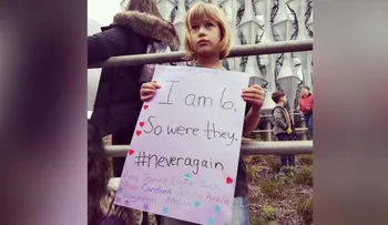 Esta manifestante tiene solo seis años, la misma edad de las víctimas de Sandy Hook