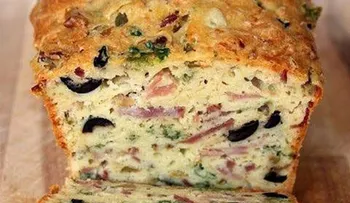 Pan queso, tocineta y aceitunas