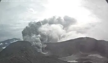 Una columna de ceniza de 3.000 metros se eleva sobre Costa Rica tras la erupción de un volcán (VIDEO)