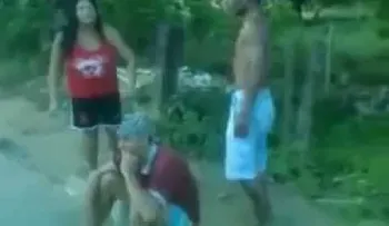 Mujer le pega a su marido porque le dice que no (VIDEO)