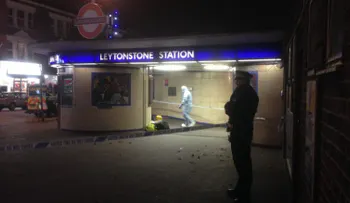 Acusan de intento de asesinato a hombre que apuñaló a dos personas en metro de Londres