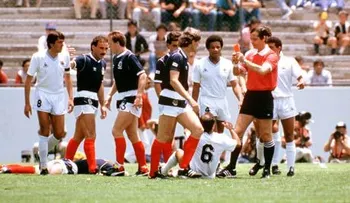 Video: La expulsión más rápida en la historia de los mundiales