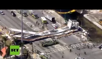 Varias personas muertas y otras heridas por derrumbe puente peatonal en Florida (VIDEO)