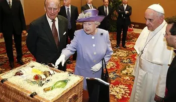 Video: Isabel II hace esperar al Papa y le regala una botella de Whiskey