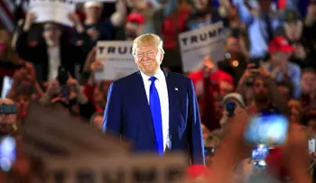 Brutal video: golpea a un hispano y a un musulmán mientras 'exalta' a Trump