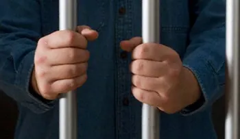 Apresan dos hombres acusados de lanzar "ácido del diablo" a una mujer y su hija
