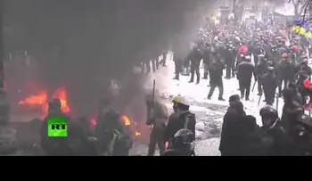 Video: Los manifestantes construyen barricadas con ruedas en llamas, la Policía saca vehículos blindados