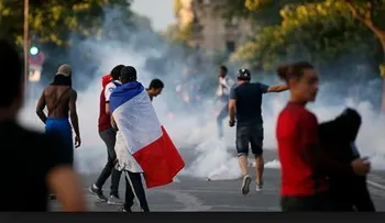 El Estadio de Francia, invadido por miles de polillas durante la final de la Eurocopa