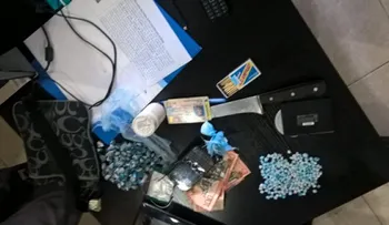 Apresan dos personas en Moca con 328 porciones de drogas