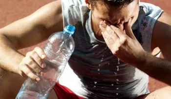 Esta es la cantidad de agua que debe ingerir un adulto promedio: Entre 1,5 y 2 litros 