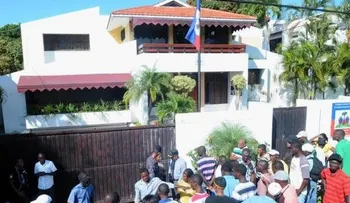 Haitianos en Santiago protestan frente Consulado de Haití
