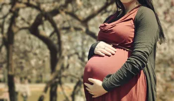 Mujer tiene gemelos; uno de su esposo y otro de su amante 