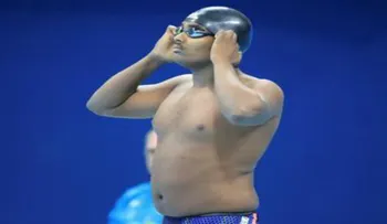 El nadador de la barriga cervecera llama atención en Juegos Olímpicos