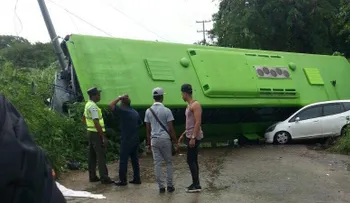 Autobús de la OMSA se volca próximo al Hipódromo V Centenario