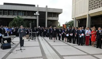 Gobernador Valdez Albizu participa en 50 aniversario del CMCA  