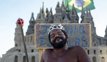 El "monarca" que vive hace 22 años en un castillo de arena, en medio de una playa 