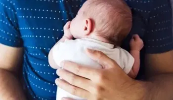 Un hombre da a luz a un bebé en Filandia con un pesó de casi 4 kg 