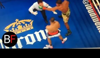 El árbitro recibió su "propina" al intentar separarlo...
