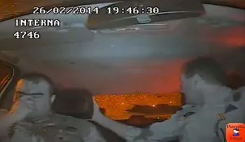 Acribillan a dos policías en su auto (FUERTE VIDEO)