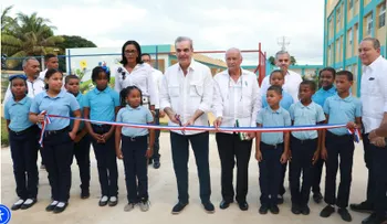 Abinader inaugura salón multiuso para ganaderos y escuela en La Altagracia