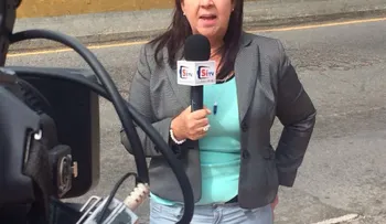 Periodista Domi García Saleta denuncia que coronel de la Policía la agredió y esposó junto a su camarógrafo