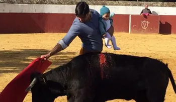 Una polémica foto toreando con su hija de 5 meses en brazos