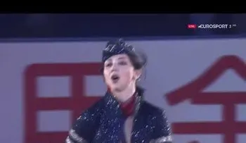 Patinadora rusa se queda en paños menores durante una actuación en Japón