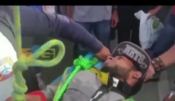 Evitan hombre se lance de puente (Santiago) (VIDEO)