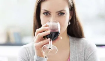 Tips para beber vino sin manchar los dientes