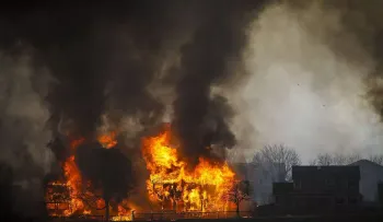 Más de 65,000 evacuados y unas 700 viviendas destruidas por incendios en noroeste EE.UU.