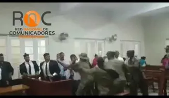 Le dan una pecosá a un abogado en un tribunal luego de la sentencia