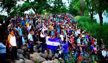 Miles de migrantes hondureños reanuda en México su marcha hacia EE.UU.