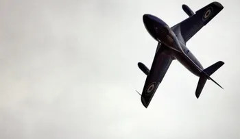 Varios muertos por caída de antiguo avión militar durante un espectáculo aéreo en Inglaterra