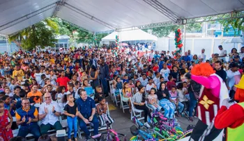 Ministro Paliza entrega juguetes a 800 niños de diversas edades en el municipio de Montellano