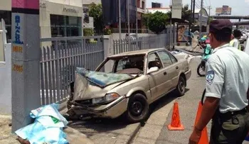 Conductor mata joven en parada de la OMSA