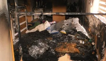 Presiente tragedia y saca hija y nieto, antes que hombre celoso quemara la casa 