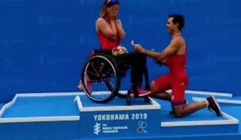 Proponen matrimonio a una triatleta paralímpica española tras subir al podio en Japón
