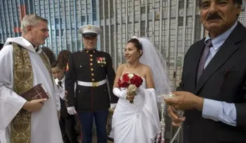 Una pareja se sobrepone a una deportación y se casa en el muro fronterizo entre EE.UU. y México    