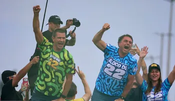 Flávio Bolsonaro cierra campaña en Brasil afirmando que el país "se cansó de esperar" a Lula